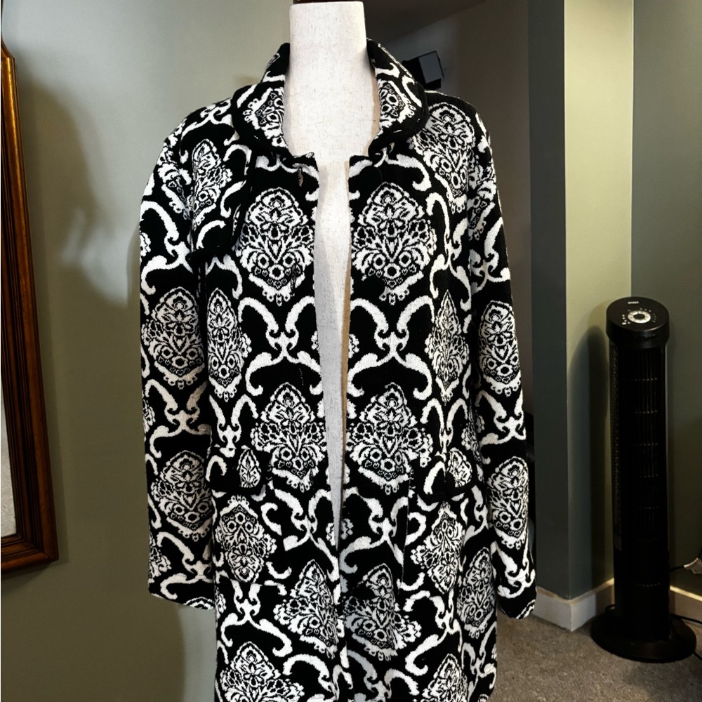 Peak and Peak Black and White Patterned Coatigan